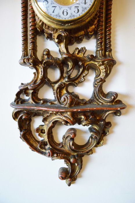 Relógio de Parede Antigo em Madeira Dourada.