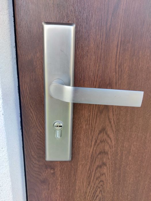 Klamka drzwiowa z szyldem górnym
