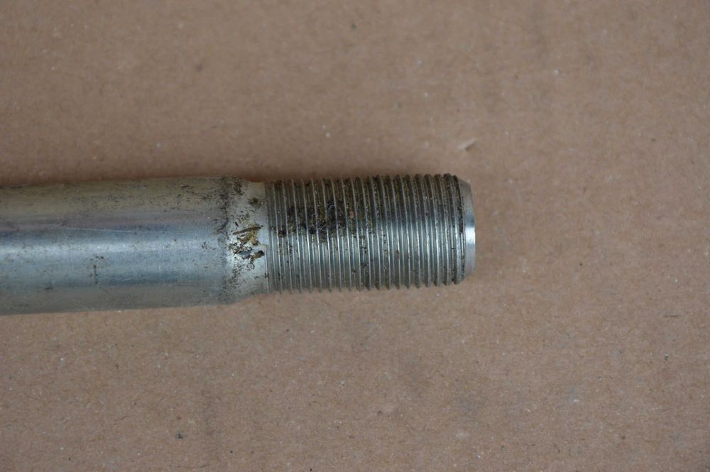 Yamaha XT xtz 1200 Super Tenere OŚ ośka koło przód