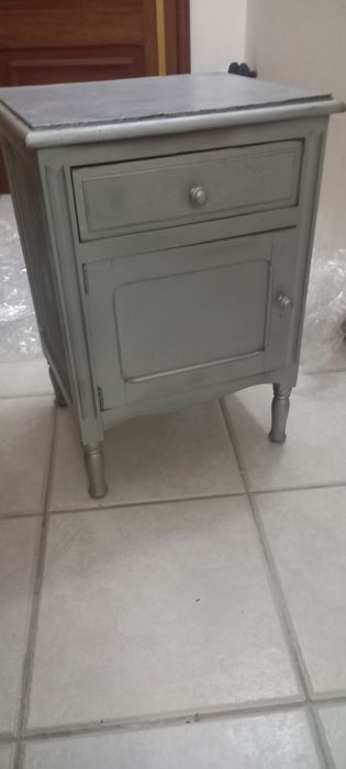 Mesa de cabeceira prateada