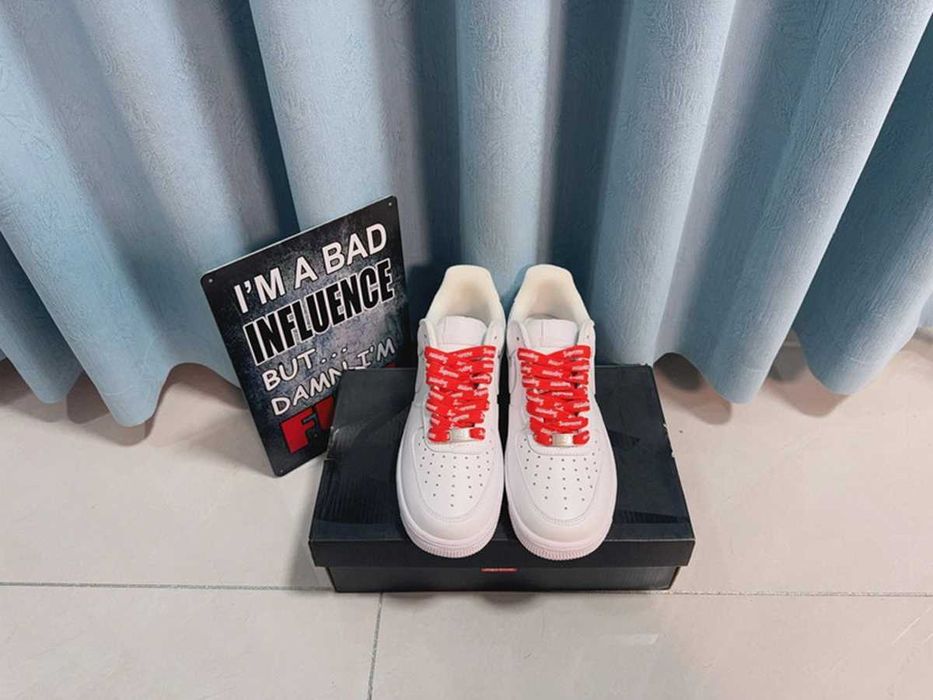 Białe buty Nike x Supreme w rozmiarze 38