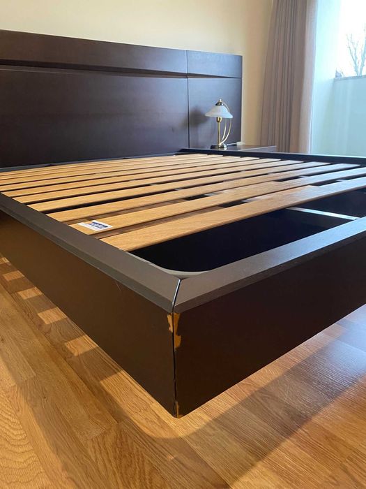 Cama + Estrado 160x200, mesinhas de cabeceira incorporadas