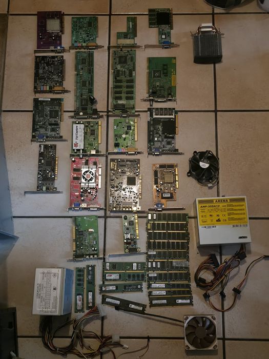 Retro stare komputery Slot1 pod Windows 98 + różne karty i akcesoria