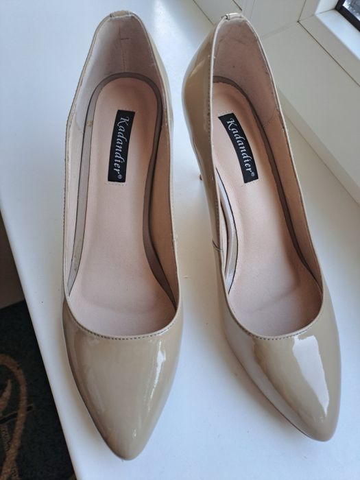 Лакові бежеві туфельки. 39 розмір