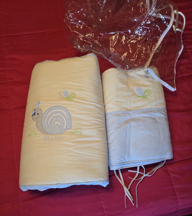 Edredão e proteção de grades para cama de bebé