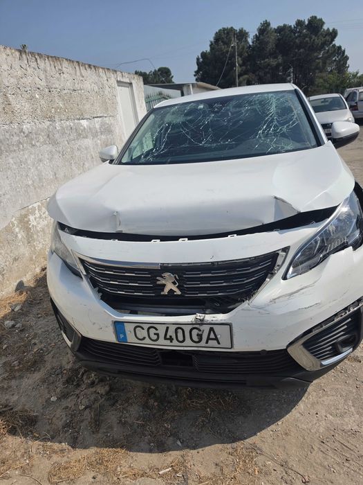 Peugeot 5008 acidentado