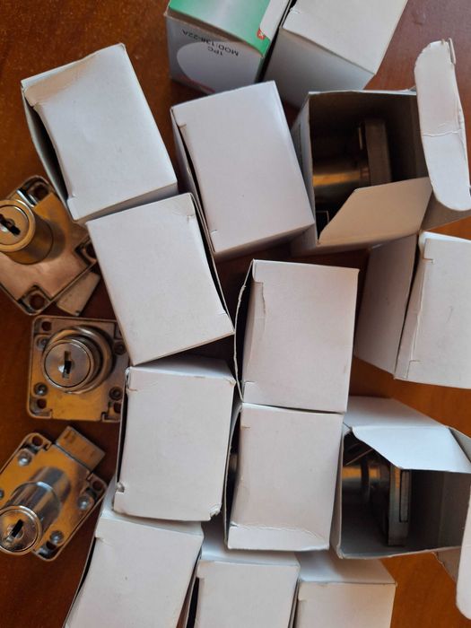 Продам меблеві замочки