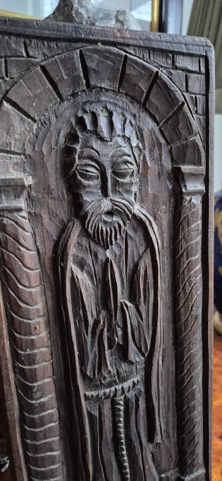 Drewniana antyczna płaskorzeźba zakonnika świętego gotyk relief