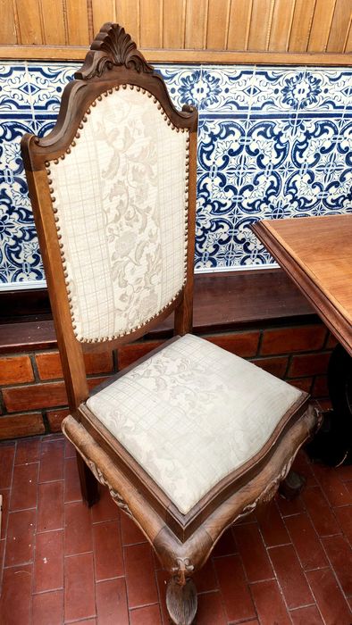 Cadeira de sala de jantar antiga.