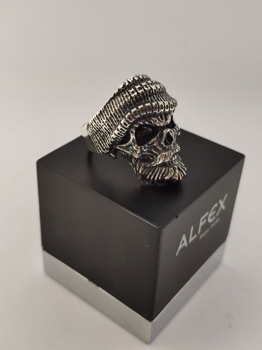 Серебряное кольцо череп