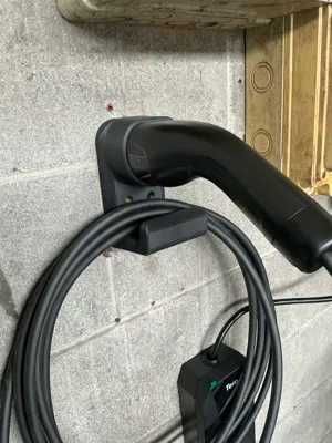 Держатель для зарядного разъема Type 2 и кабеля для электромобилей