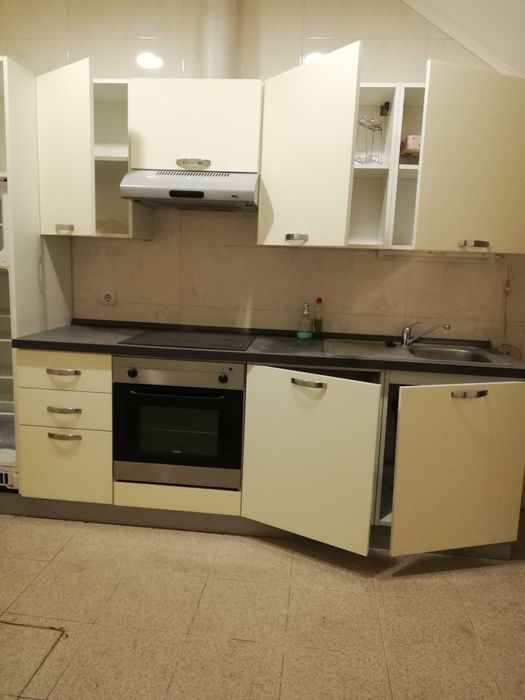 Estúdio ao Gaiashopping, com pequena cozinha, WC. Entrada independente. Menida trabalhadora ou estudante