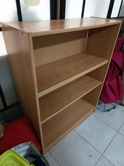 Estante Ikea com prateleiras