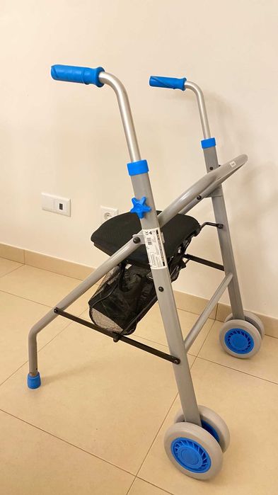 Andarilho de apoio à mobilidade para idosos