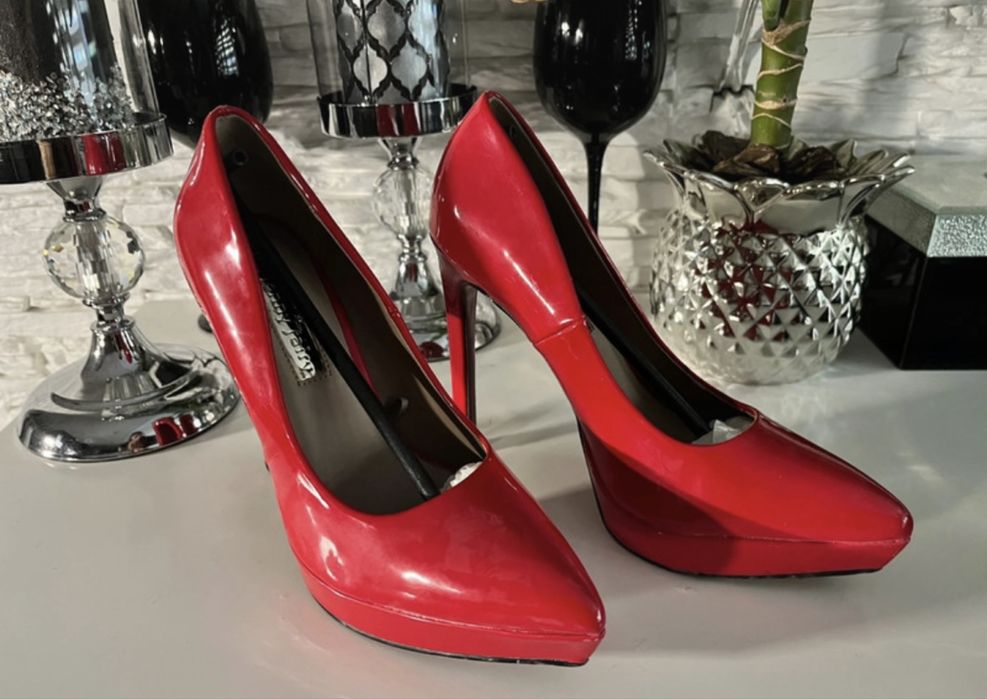 Szpilki czerwone lakierowane platforma 37