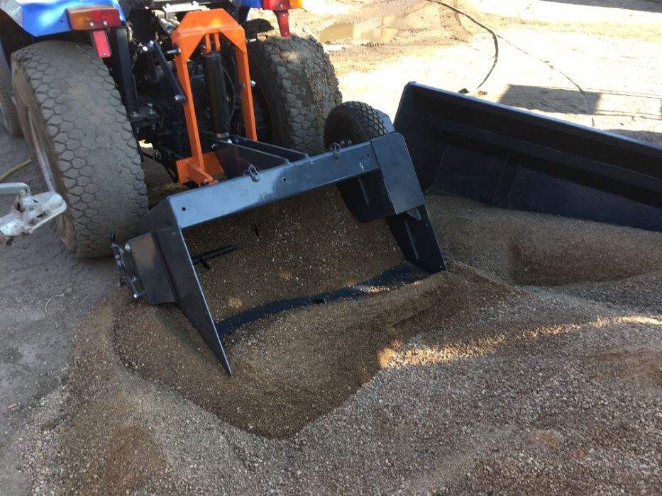 Samozaładowcza piaskarka posypywarka boiska areator wertykulator