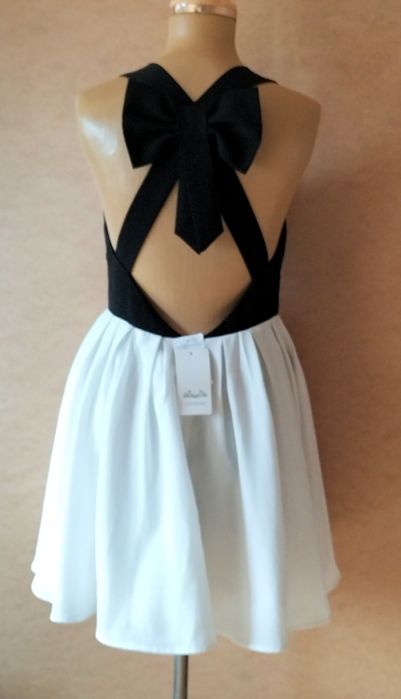 Rozkloszowana sukienka z kokardą na plecach En Creme L