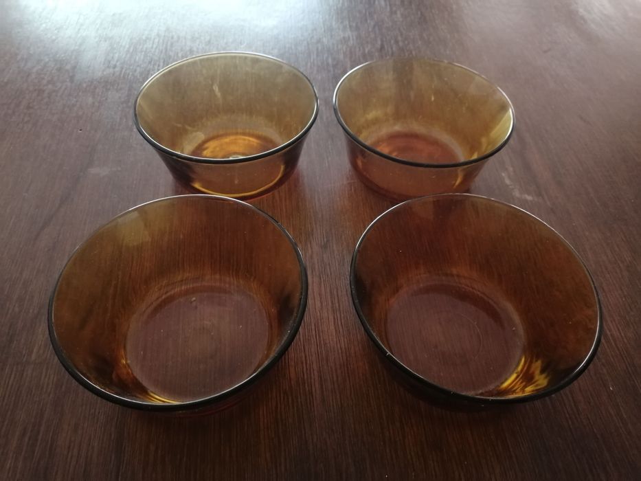 conjunto de pratos verdes e taças