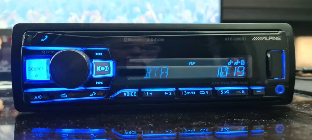 Alpine UTE-200BT com USB e Bluetooth