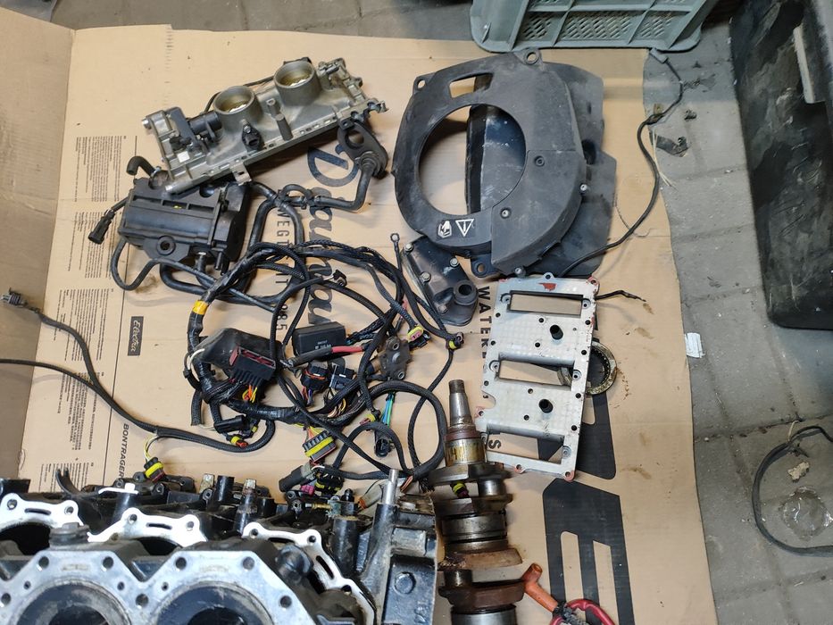 Części głowica blok tłoki alternatorbrp evinrude et 90
