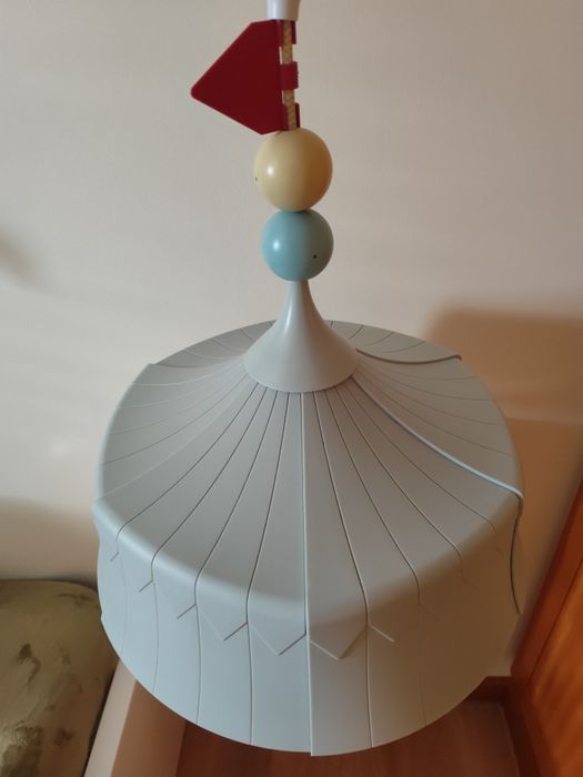 Candeeiro tecto quarto criança