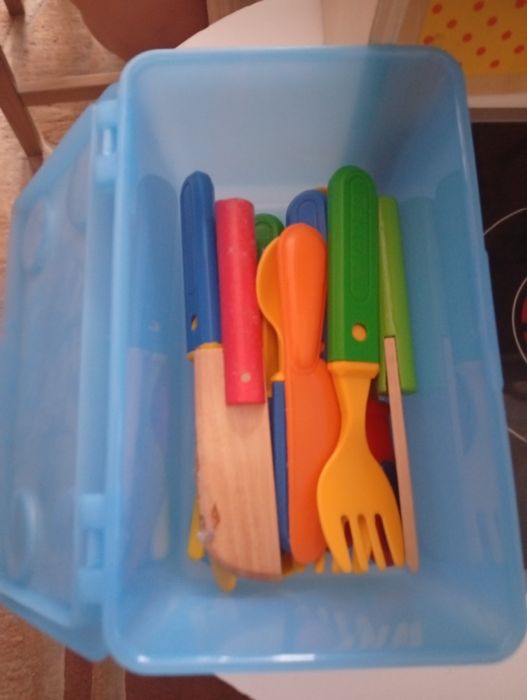 Sprzedam kuchenke zabawkowa z akcesoriami widocznymi na zdjeciach