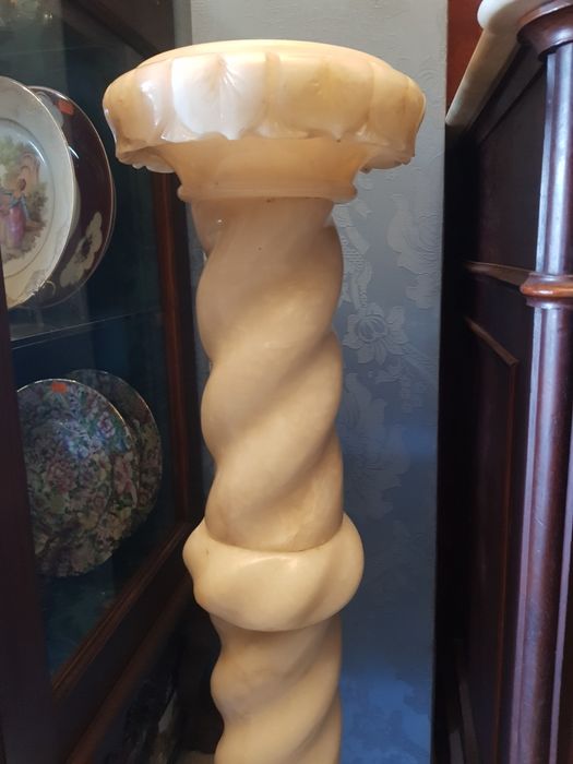 Coluna em pedra, alabastro