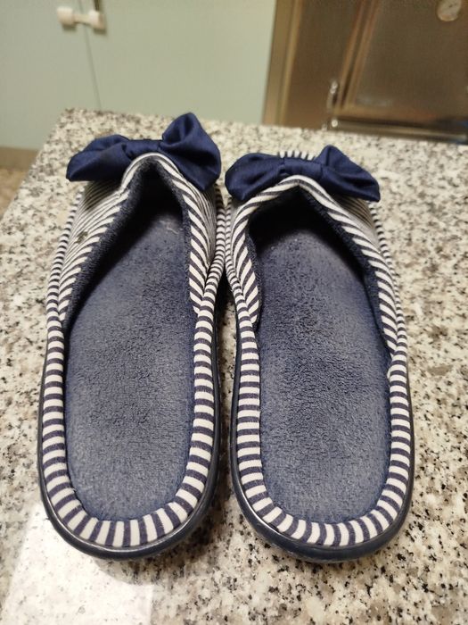 Chinelos de quarto TAM 38 marca Isotoner.