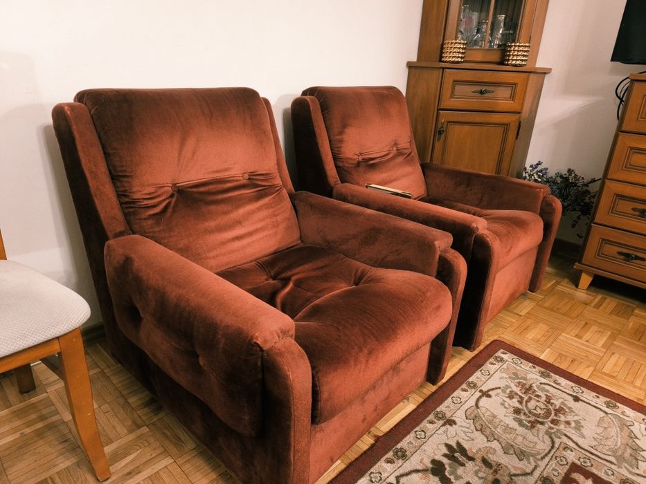 Elegancki komplet mebli do salonu – bordo, welur, stół, 8 krzeseł, komody i oświetlenie