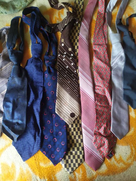 Галстуки разные.
