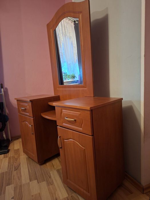 Toaletka kosmetyczna z lustrem