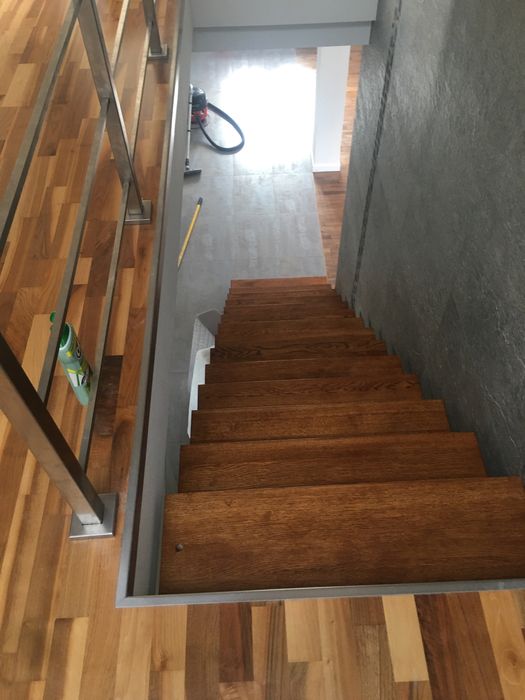 Cyklinowanie bezpyłowe  podłóg i schodów.