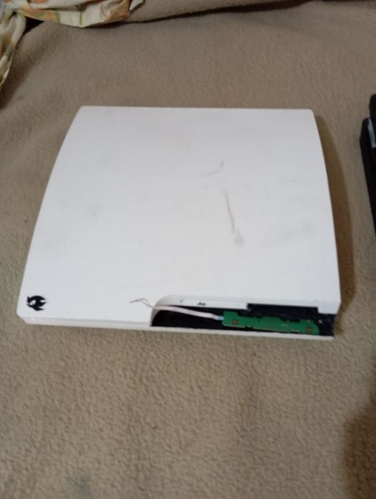 PlayStation 3 e 4 com pequena avaria