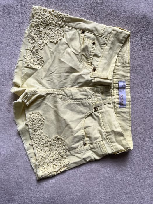 Żółte spodenki relish