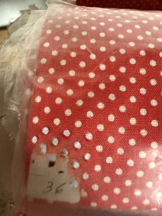 Tecido de popeline 100%algodao, com bolinhas, rosa cereja.