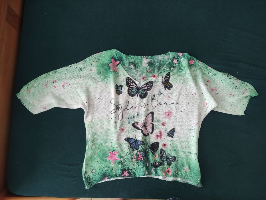 cieniutki sweterek o luźnym splocie w motylki