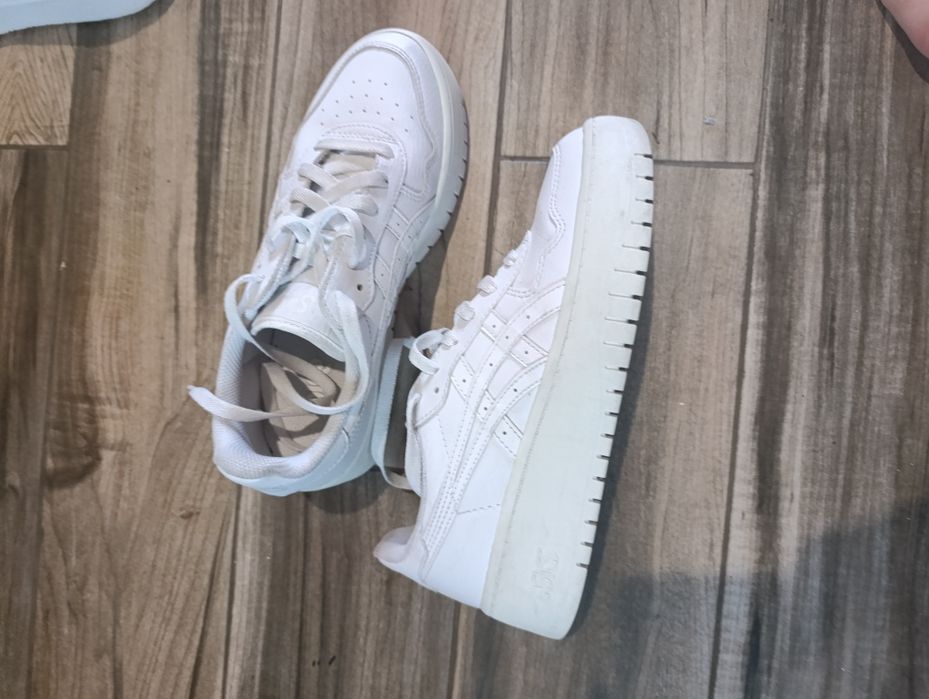 Білі кросівки asics