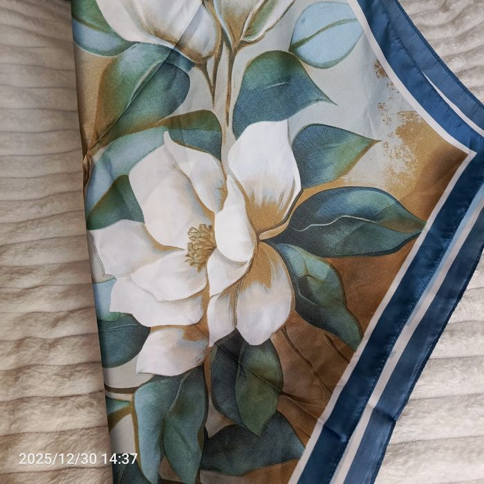 Nowa apaszka jak jedwab lilie 70 x 70