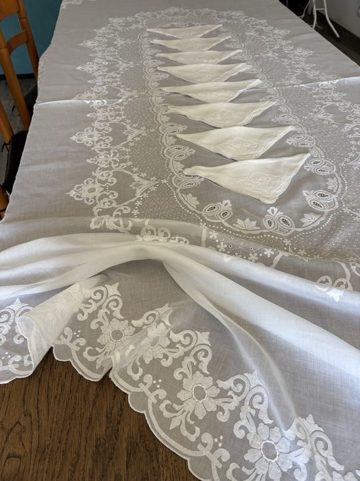Toalha de mesa oval em organza bordada à mão 250x160