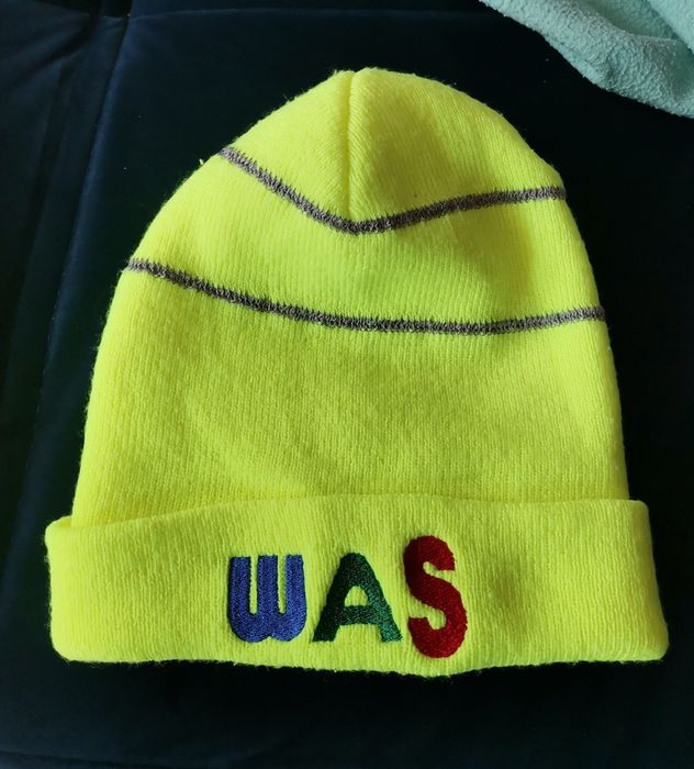 Jaskrawa czapka z napisem