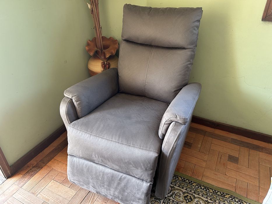 Sofá cinzento como novo eletrico, regulavel em varias posiçoes, ideal para pessoas com pouco mobilidade. Com forra de proteçao tambem nova.