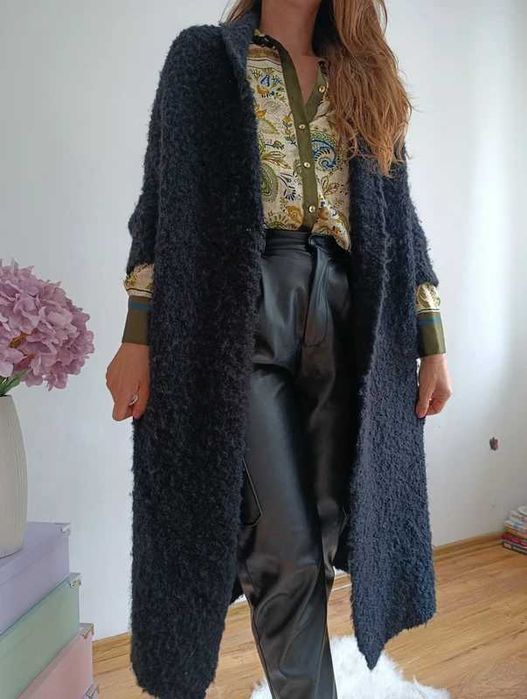 Długi kardigan boucle oversize czarny soft luxury minimalist
