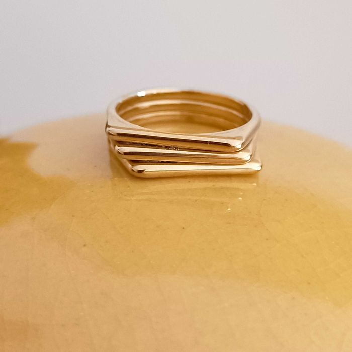 Anel em aço dourado.