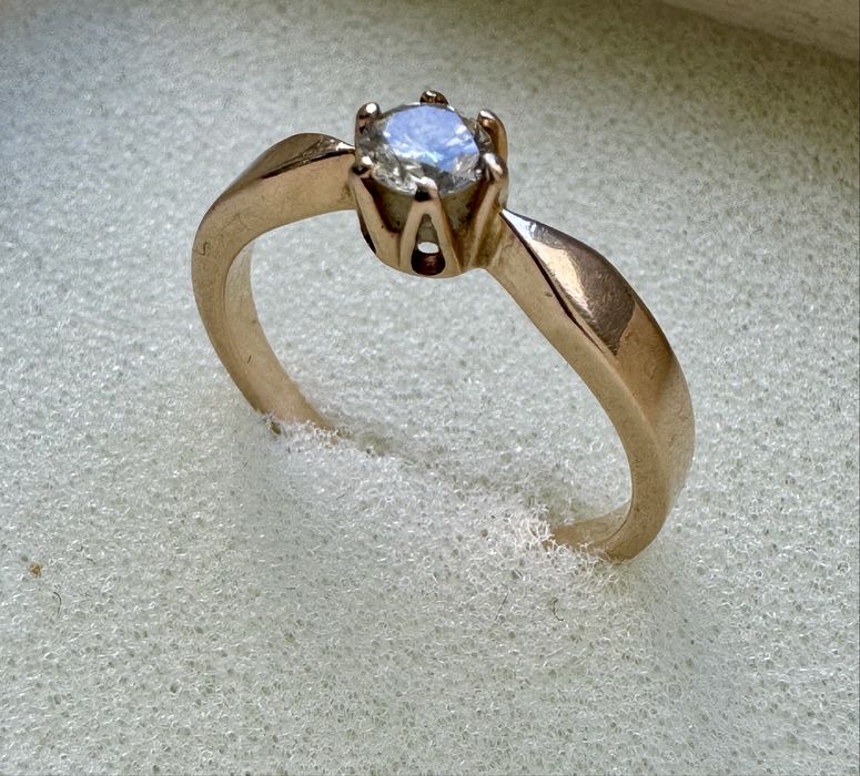 Pierścionek złoty z brylantem