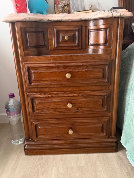 Cama + cómoda + mesinhas