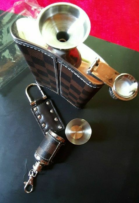 Louis Vuitton prezent piersiówka zestaw prezent piękny