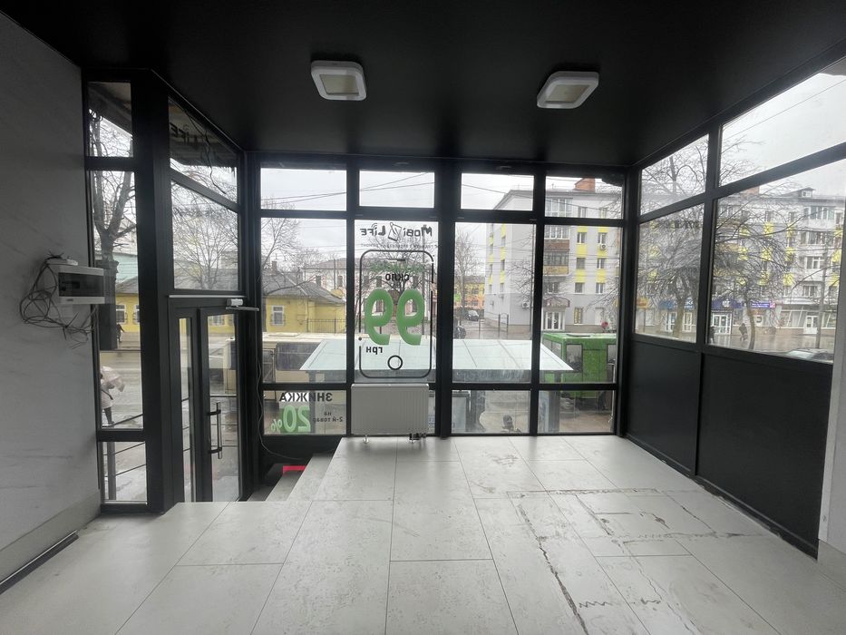 Під шоурум або магазин