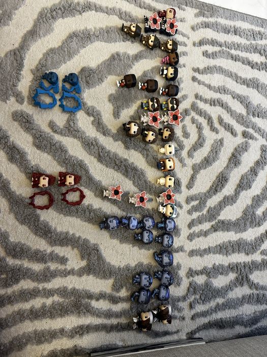 brinquedos de stranger thinks (kinder joy)