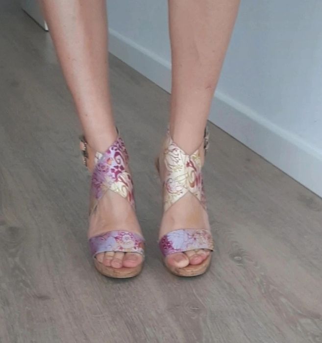 Sandálias de tiras coloridas, da Prof, nr. 39