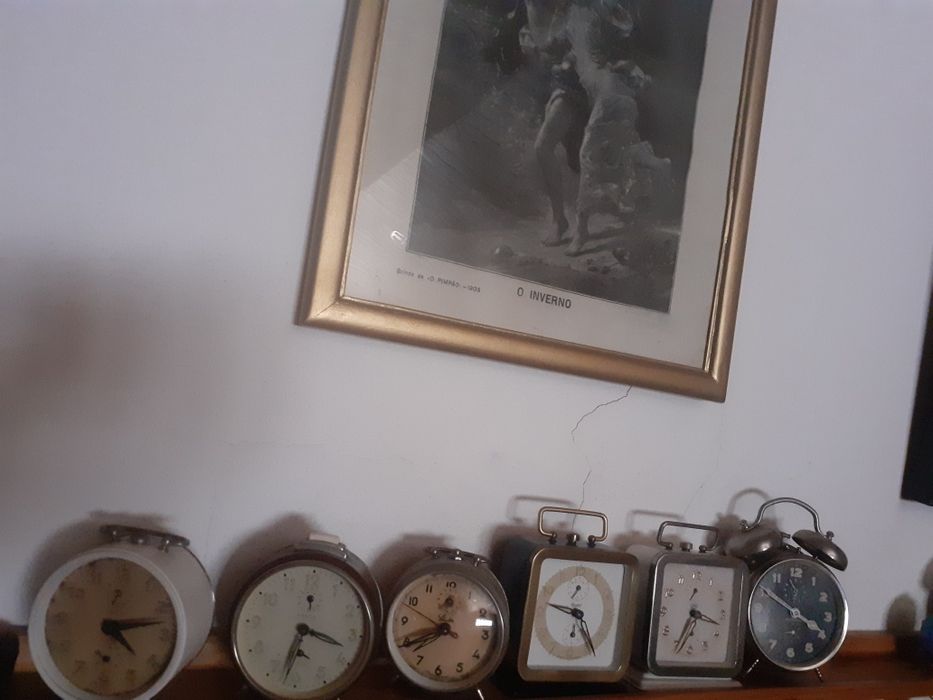 Conjunto de 6 relógios muito antigos a funcionar. Todos de corda.